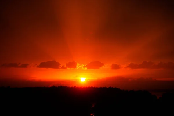 Röd Solnedgång Himmel Med Strålar Synd Ljus Och Några Moln — Stockfoto