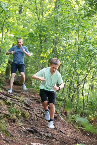 Far Och Son Springa Skogen Tillsammans Vård Sport Föräldraskap Hälsosam — Stockfoto