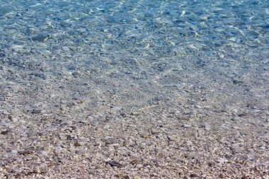 Güneşli bir günde berrak şeffaf deniz suyunun güzel arka planı