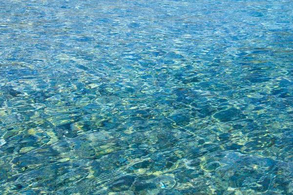 明媚的背景 晶莹透明的大海 阳光明媚 — 图库照片