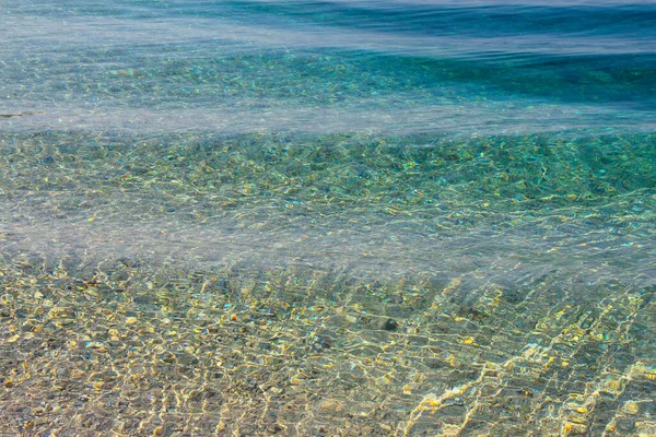 明媚的背景 晶莹透明的大海 阳光明媚 — 图库照片