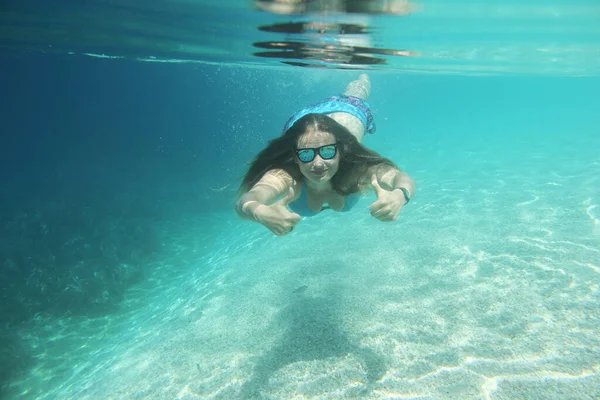 Vrouw Zwemmen Onder Water Blauw Transparant Zeewater Zomer Kroatië — Stockfoto