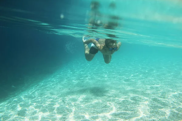 Çocuk Yazın Hırvatistan Mavi Şeffaf Deniz Suyunda Suyun Altında Yüzüyor — Stok fotoğraf