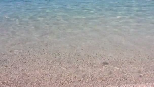Schöner Hintergrund Von Kristallklarem Transparentem Meerwasser Brandung Kieselstrand Einem Sonnigen — Stockvideo