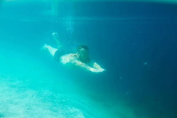 Střední Dospělý Vousatý Dlouhosrstý Muž Plavající Pod Vodou Středozemním Moři — Stock fotografie