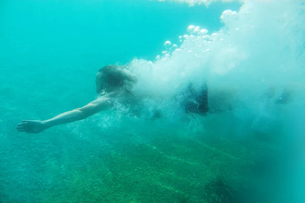Midden Volwassen Bebaarde Lange Haar Man Zwemmen Onder Water Middellandse — Stockfoto