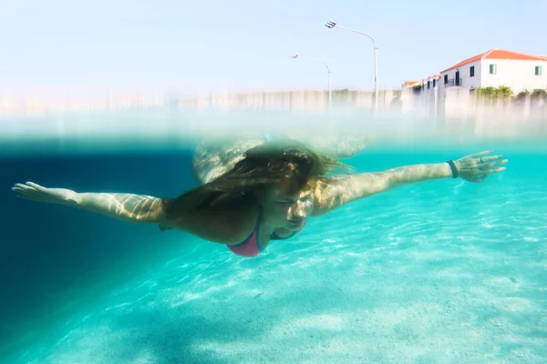 Женщина Плавает Водой Средиземном Адриатическом Море Хорватии Старый Город Сумартин — стоковое фото