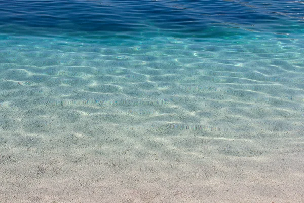 靠近海滩的海水天然背景 克罗地亚苏门答腊岛的白色卵石海滩清澈清澈美丽的海水 — 图库照片