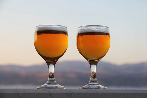 Zwei Gläser Bier Sommerabend Entspannen Konzept — Stockfoto