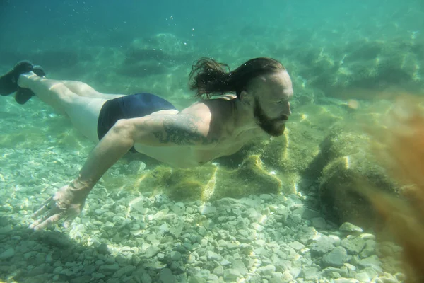 수염긴 크로아티아의 지하에서 수영을 — 스톡 사진