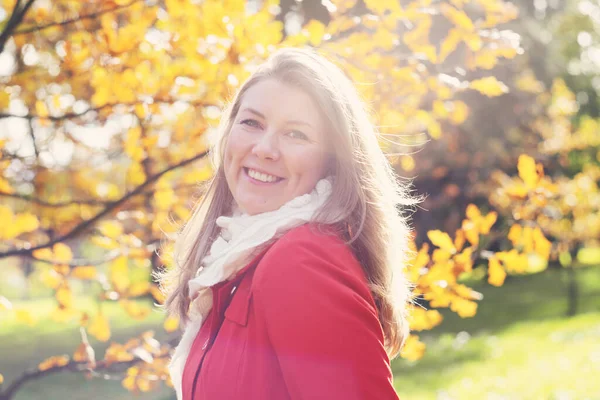 Retrato Joven Rubia Linda Mujer Sonriendo Caminando Parque Otoño —  Fotos de Stock