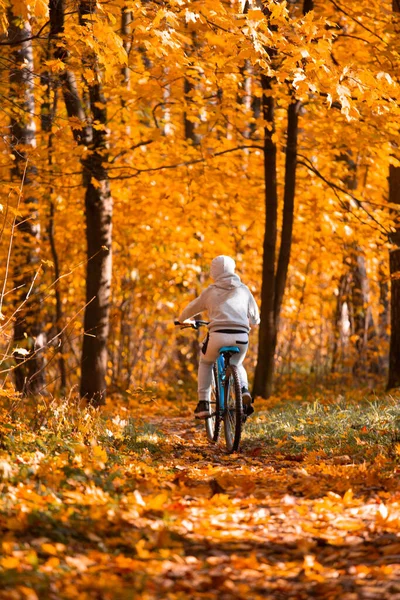 Jongen Paardrijden Fiets Herfst Oranje Esdoorn Boom Park Een Onverharde — Stockfoto