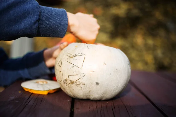 Vyhloubení Dýně Připravit Halloween Lucerna Řezbářský Proces — Stock fotografie