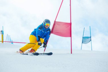 Gs Giant Slalom alp disiplini kayakçısı yamaçta kayak yapıyor. Kapıları ile Col Gallina Cortina d 'Ampezzo Dolomites' de kış sporu eğitimi alıyor.