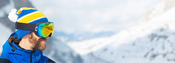 Kayakçının Şapkalı Kar Gözlüklü Portresi Dağ Sırasındaki Col Gallina Cortina — Stok fotoğraf