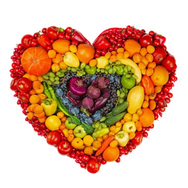 Beyaz arka planda izole edilmiş meyve ve sebze stüdyosunun gökkuşağı kalbi sağlıklı beslenme kavramını sevmeye devam et.