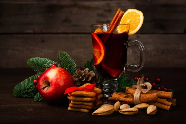 Vino Caliente Con Palitos Canela Rama Abeto Naranja Adornos Composición — Foto de Stock