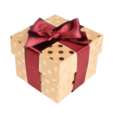 El işi kağıdının beyaz zeminine izole edilmiş soyut bir bayram hediyesi. Üzerinde ipek saten kurdele ve lüks şarap rengi noktalar var.