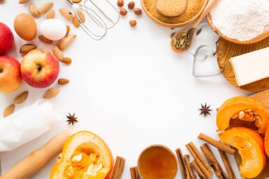 Metin için kopyalama alanı olan sonbahar pişirme arkaplan çerçeve tasarımı. Pişirme malzemeleri, balkabağı, elma, buğday, bal yağı un fındık, ton, parlak turuncu renkler