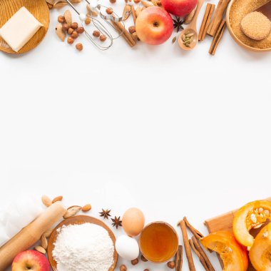 Metin için kopyalama alanı olan sonbahar pişirme arkaplan çerçeve tasarımı. Pişirme malzemeleri, balkabağı, elma, buğday, bal yağı un fındık, ton, parlak turuncu renkler