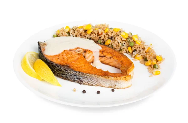白盘上的炒熟鲑鱼 用米和蔬菜装饰 背景为白色 — 图库照片