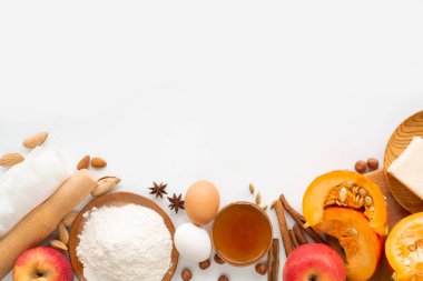 Metin için kopyalama alanı olan sonbahar pişirme arkaplan çerçeve tasarımı. Pişirme malzemeleri, balkabağı, elma, buğday, bal yağı un fındık, ton, parlak turuncu renkler