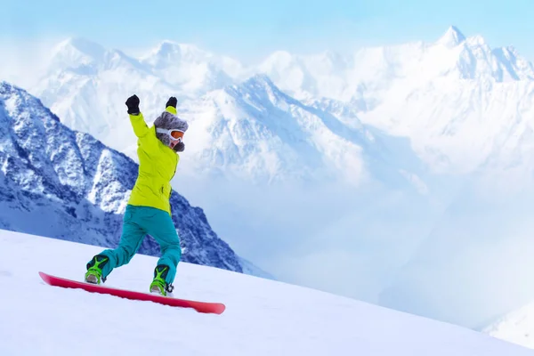 Kız Snowboardcu Alp Dağlarında Yamaçtan Aşağı Koşuyor Kış Sporu Eğlence — Stok fotoğraf