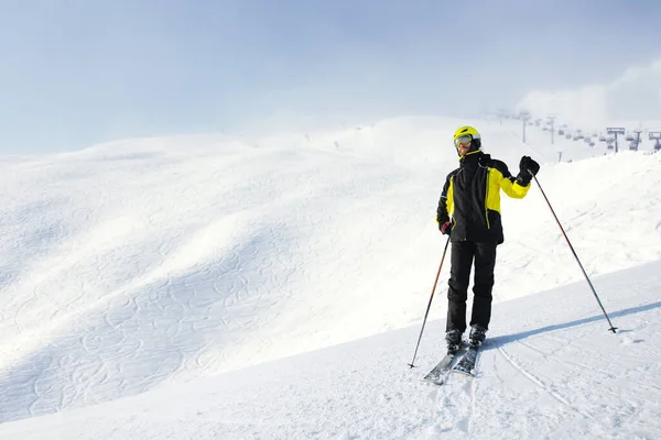 滑雪者独自站在阿尔卑斯山滑雪胜地观看全景 抄袭文字空间 — 图库照片