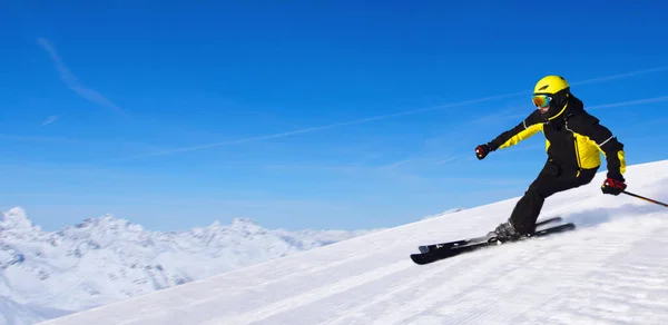 Ski Alpin Professionnel Descente Dans Les Hautes Montagnes Des Alpes — Photo