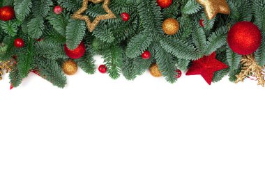 Soylu köknar ağacı dalları ve beyaz arka planda izole edilmiş kırmızı ve altın takılar Noel tasarımı boder çerçeve tebrik kartı