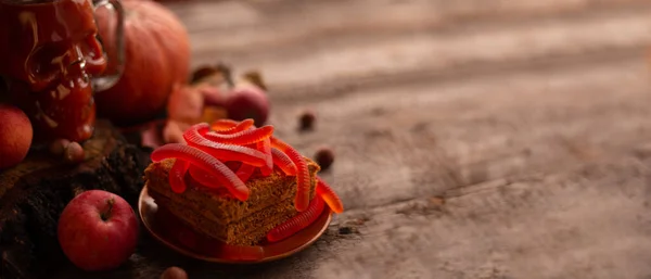 Cadılar Bayramı Yemekleri Balkabakları Elmalar Pastalar Solucanlar Kafatası Kırmızı Içeceği — Stok fotoğraf