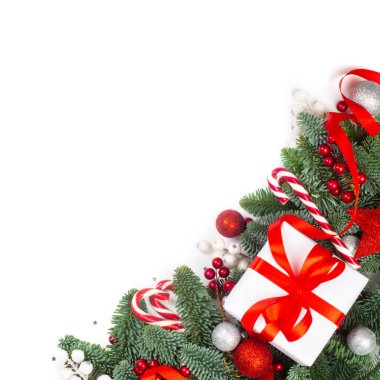 Soylu köknar dallarının Noel tasarımı boder tebrik kartı beyaz arka planda izole edilmiş şeker kamışı ve mücevherler hediye edilir.