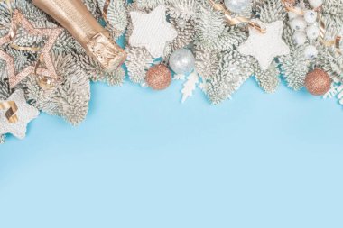Şekerli köknar ağacı dalları ve mavi zemin üzerinde noel dekoratif süsleme topları metin şablonu için kopyalama alanı düz üst görünüm dizayn yatıyordu