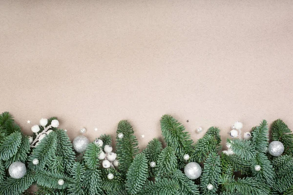 Soylu Köknar Ağacı Dallarının Noel Tasarımı Kutlama Kartı Işi Kağıdında — Stok fotoğraf