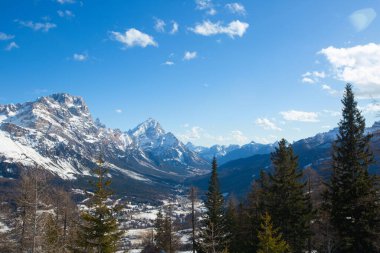Dolomitler Dolomiti İtalya kışın güzel Alp Dağları 'nın manzarası, Tofana kayak pisti Cortina d' Ampezzo dağlarının zirvesinden manzara, ünlü kayak merkezi.