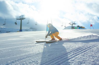 Gs Giant Slalom alp disiplini kayakçısı yamaçta kayak yapıyor. Kapıları ile Col Gallina Cortina d 'Ampezzo Dolomites' de kış sporu eğitimi alıyor.