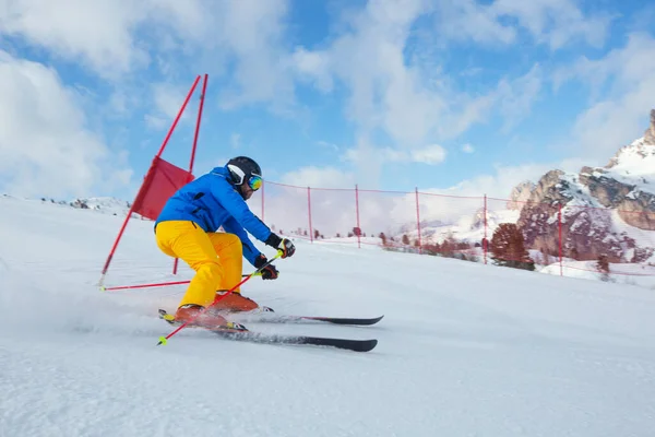 Slalom Géant Skieur Alpin Descendant Piste Avec Des Portes Sport — Photo