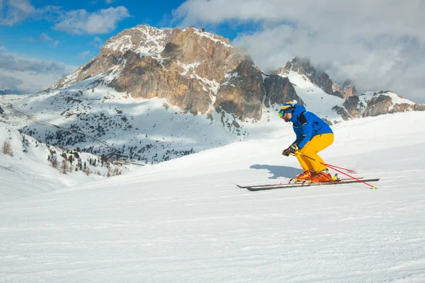 Mannelijke Skiër Blauwe Gele Kleding Piste Met Bergen Achtergrond Bij — Stockfoto