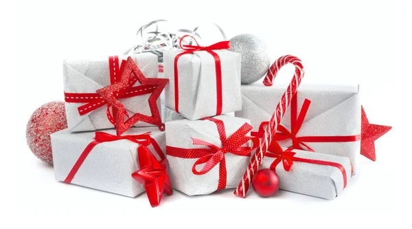Mucchio Simili Scatole Regalo Argento Natale Con Decorazioni Nastro Rosso — Foto Stock