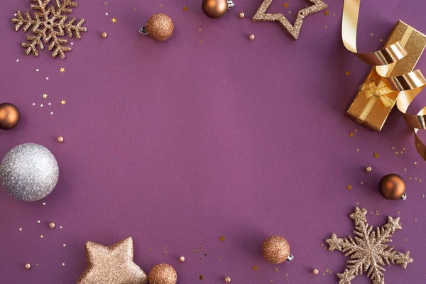 Marco Fronterizo Navidad Adornos Brillo Dorado Sobre Papel Púrpura Con —  Fotos de Stock