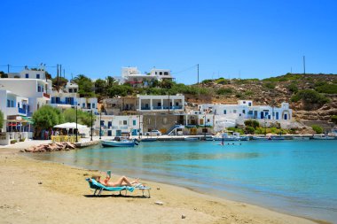 Fassolou plaj Sifnos Kiklad Yunanistan içinde turkuaz su ile