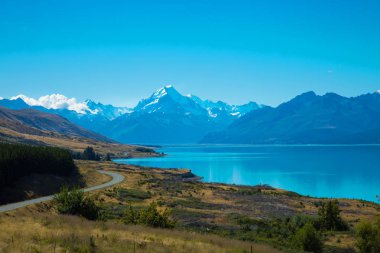 Mount Cook sonsuz kar ve Yeni Zelanda Güney Adası'nda turkuaz Pukaki Gölü ile