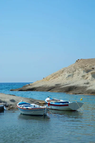 Färgglada Fiskebåtar Milos Island Grekland Flyter Egeiska Havet — Stockfoto