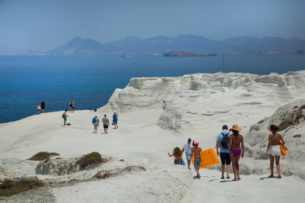 Milos Grecia Junio 2017 Gente Nada Playa Sarakiniko Isla Milos — Foto de Stock