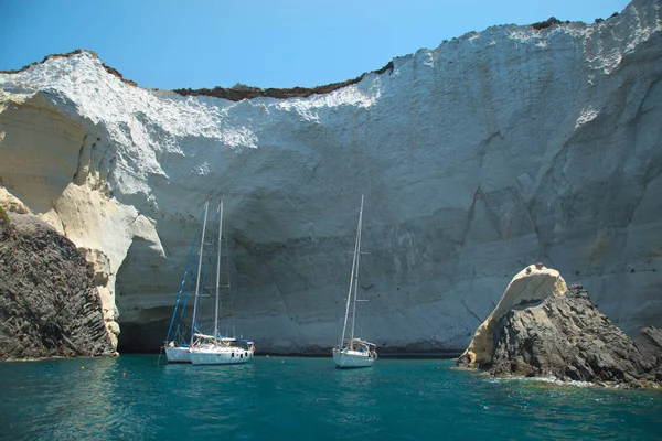 Dos Barcos Vela Que Enfrían Mar Mediterráneo Cerca Acantilados Blancos — Foto de Stock