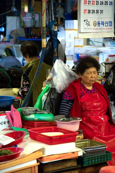 Corea Seoul Sud Maggio 2018 Donna Che Dorme Suo Stand — Foto Stock