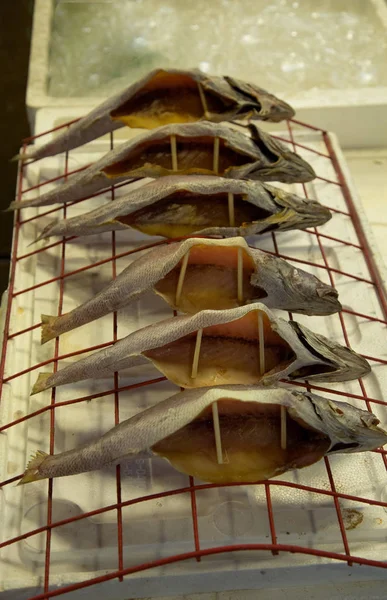 Pescado Entero Seco Con Palo Madera Para Venta Mercado Pescado —  Fotos de Stock