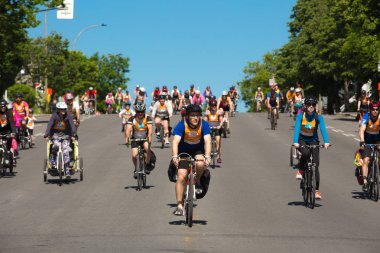 Montreal, Kanada - 3 Haziran 2018: The Tour de l Ile bir pazar bisikleti, nerede bisikletçiler binlerce Montreal Kanada sokaklarında doldurmak klasiktir.  