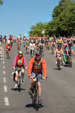 Montreal, Kanada - 3 Haziran 2018: The Tour de l Ile bir pazar bisikleti, nerede bisikletçiler binlerce Montreal Kanada sokaklarında doldurmak klasiktir.  