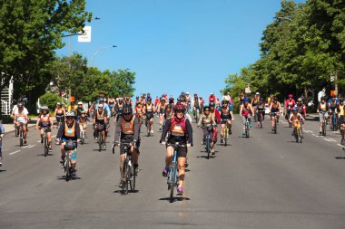 Montreal, Kanada - 3 Haziran 2018: The Tour de l Ile bir pazar bisikleti, nerede bisikletçiler binlerce Montreal Kanada sokaklarında doldurmak klasiktir.  